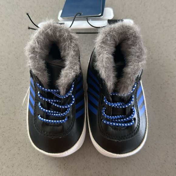 Brand New With Tags!! K-Swiss baby crib shoes size 3 (6-9 months) - Picture 2 of 4